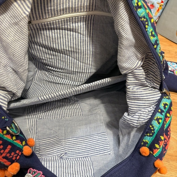 America and Beyond duffle overnight travel bag and cosmetic bag embroidered - Picture 10 of 11